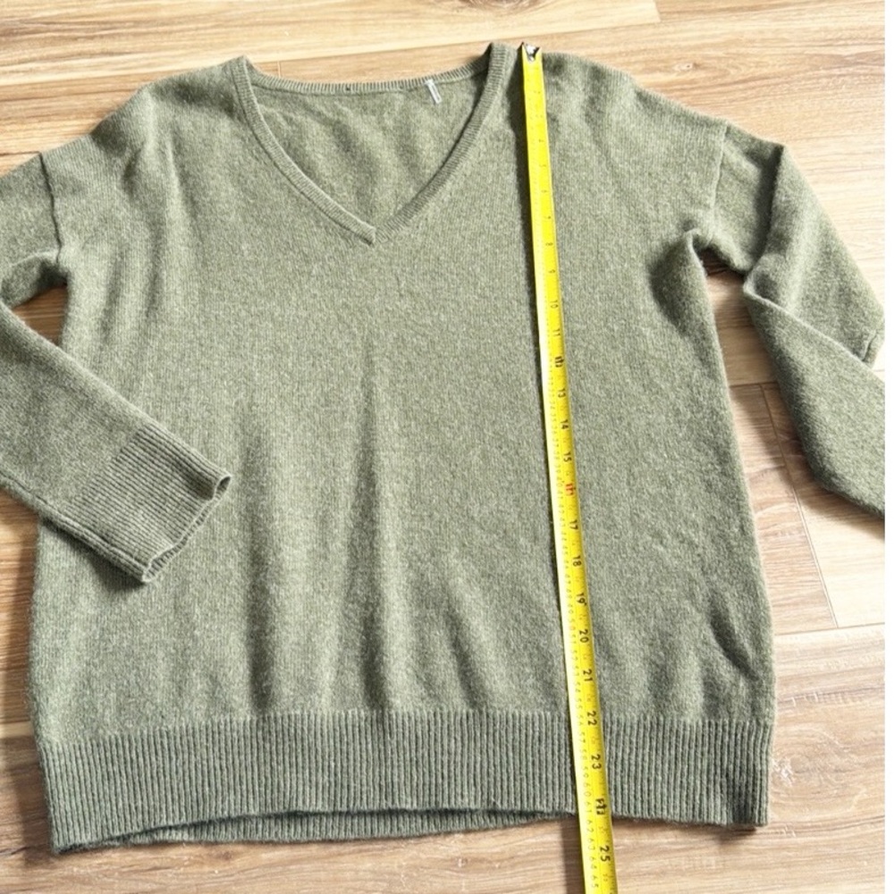 100% Cashmere Olive Green V-Neck Women's Sweater - Picture 6 of 16
